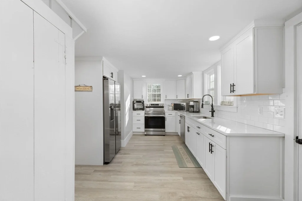3 bed, 1 bath apartment for rent at 32 Woodside Ave, Wareham — photo 12 of 40
