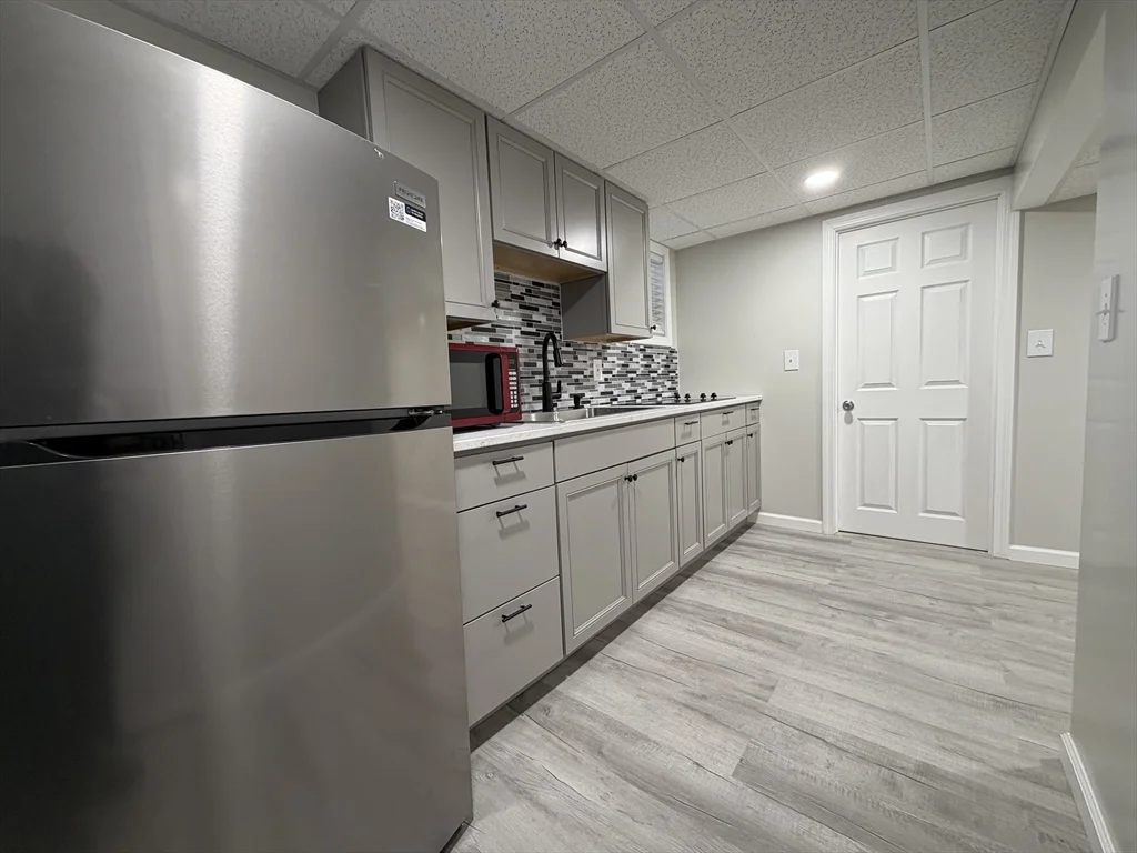 1 bed, 1 bath apartment for rent at 320-322 Wood St Unit Room B, New Bedford — photo 6 of 10