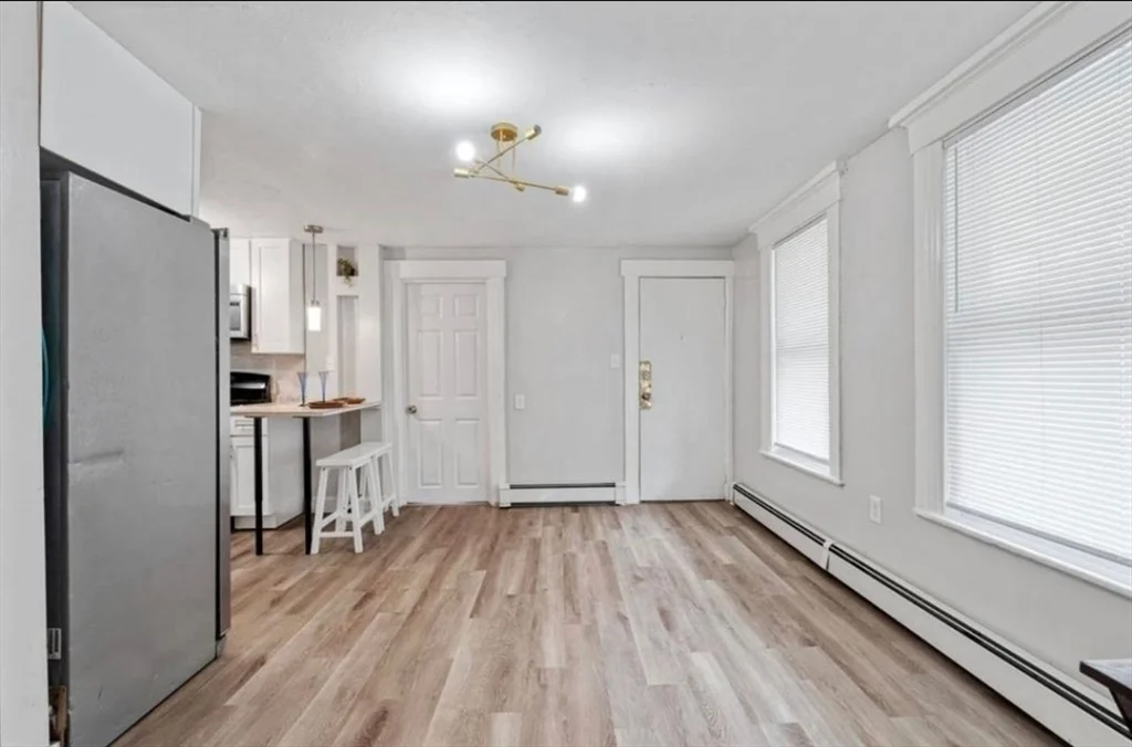 3 bed, 1 bath apartment for rent at 320 Cedar St Unit 2, Manchester — photo 2 of 5