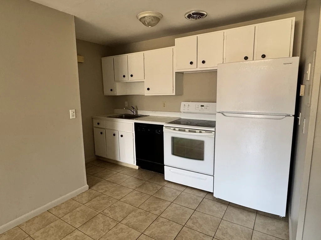 2 bed, 1 bath apartment for rent at 320 Elm St Unit 10, Southbridge — photo 4 of 12