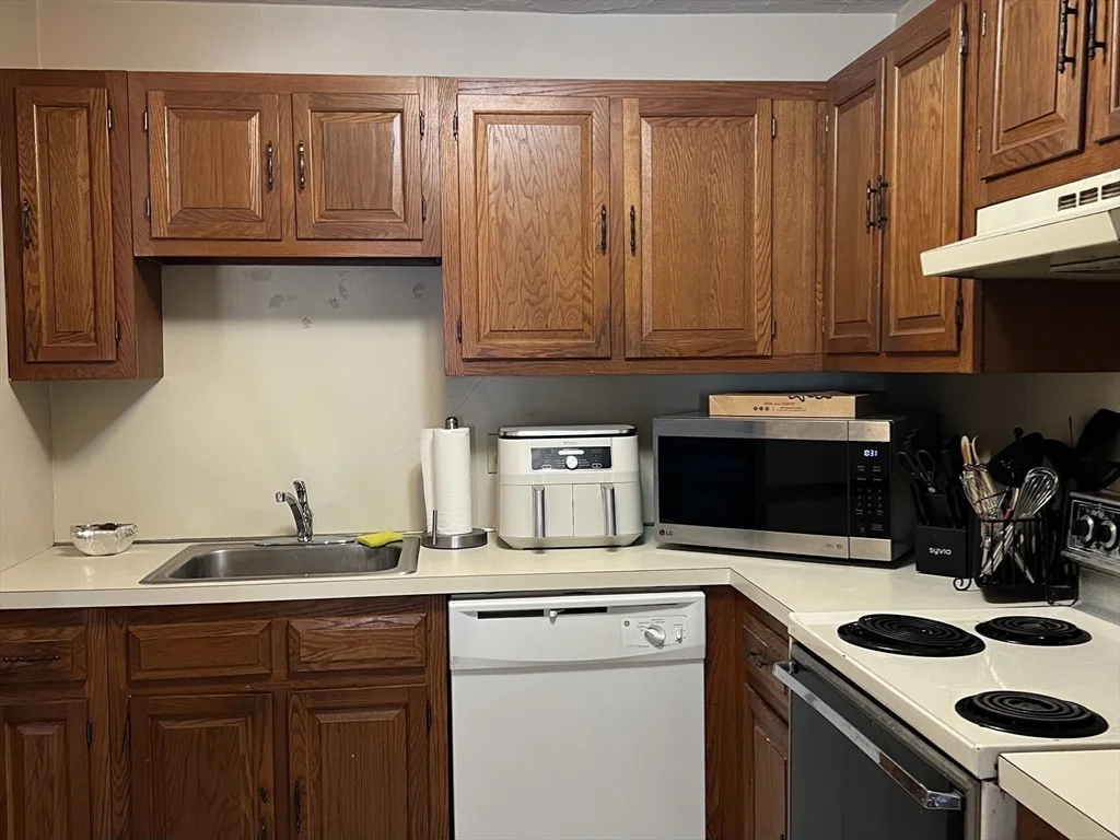 2 bed, 1 bath apartment for rent at 320 Fellsview Ter Unit 326 C, Stoneham — photo 4 of 19