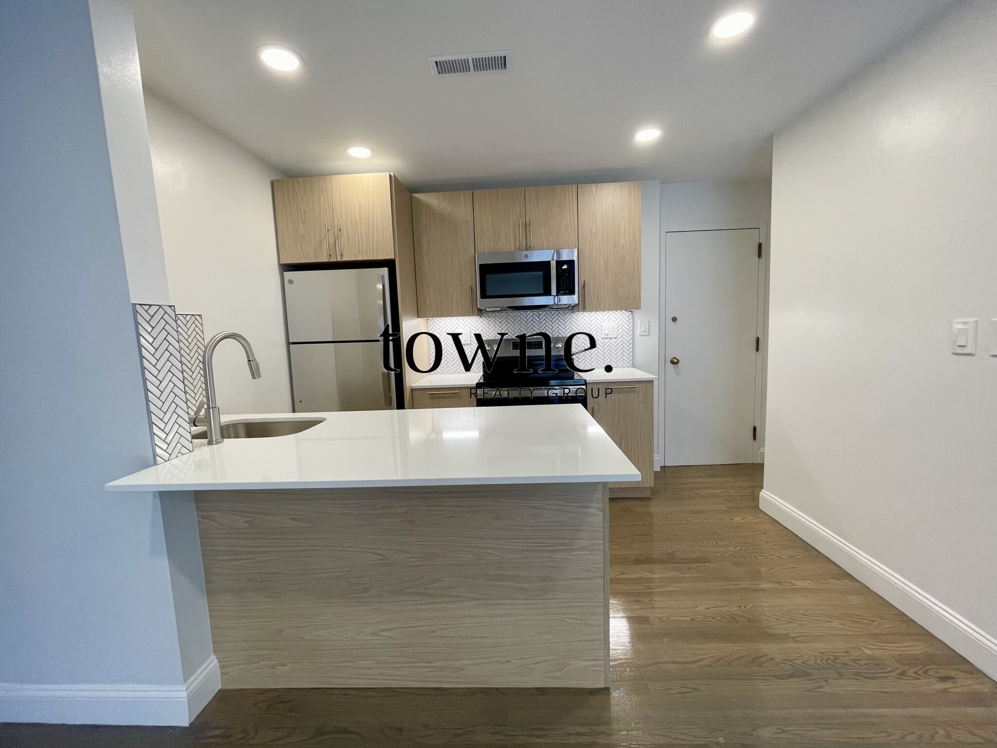 2 bed, 2 bath apartment for rent at 320 Hammond Pond Pkwa Unit 203, Chestnut Hill — photo 3 of 16