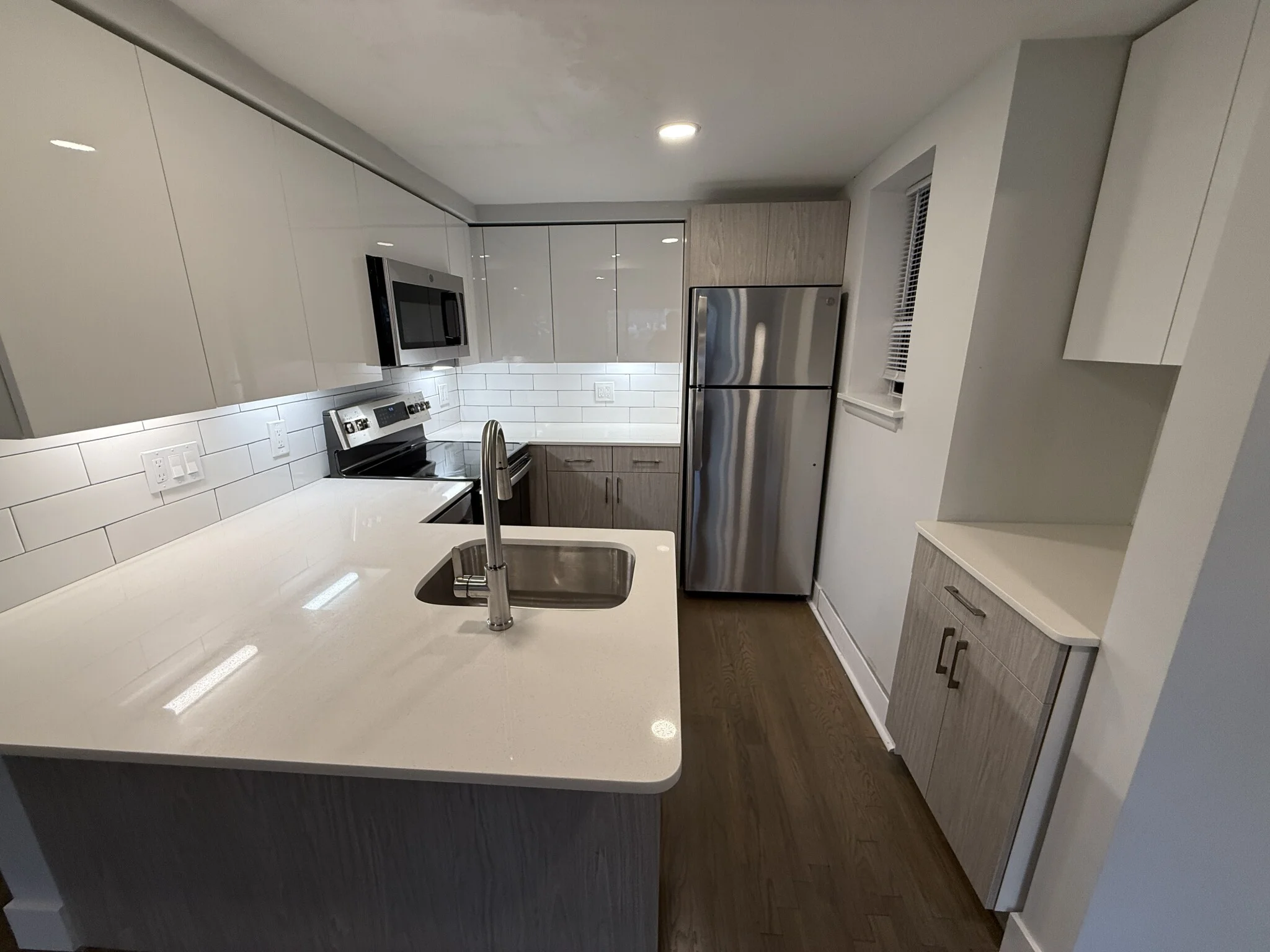 Studio bed, 1 bath apartment for rent at 320 Hammond Pond Pkwy Unit 103R, Chestnut Hill — photo 4 of 14