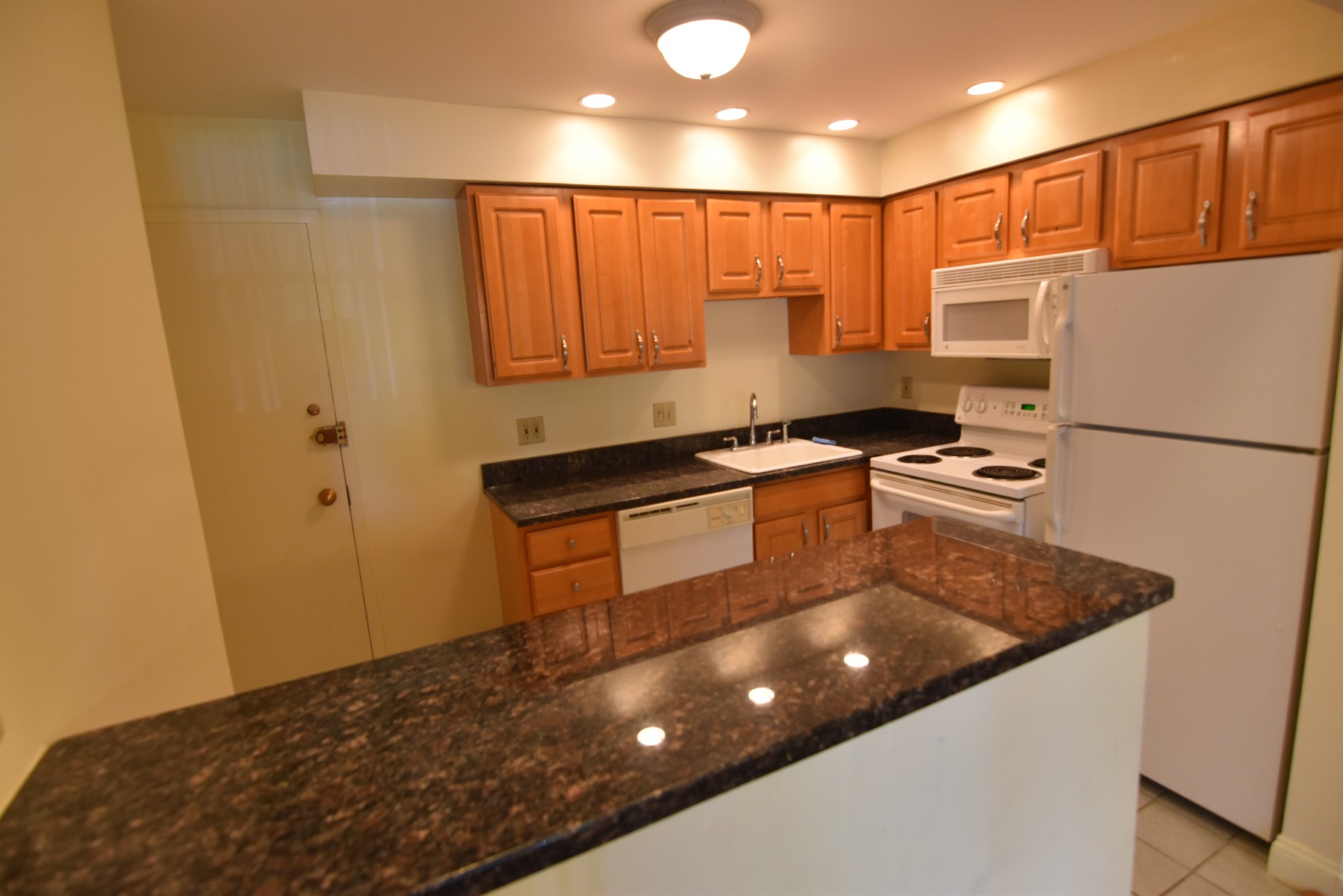 2 bed, 2 bath apartment for rent at 320 Hammond Pond Pkwy Unit 203, Chestnut Hill — photo 3 of 14