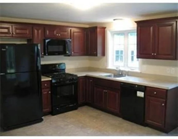 2 bed, 1 bath apartment for rent at 320 Laurel St Unit 320, Bridgewater — photo 3 of 9