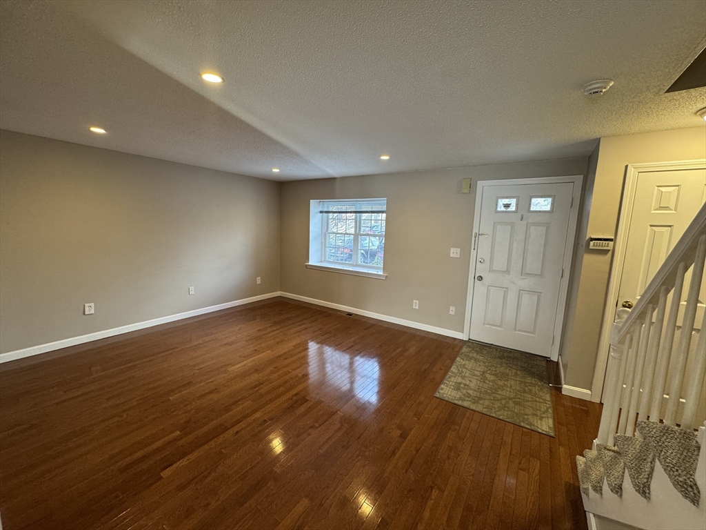 3 bed, 1 bath apartment for rent at 320 Newbury St Unit 402, Danvers — photo 3 of 24