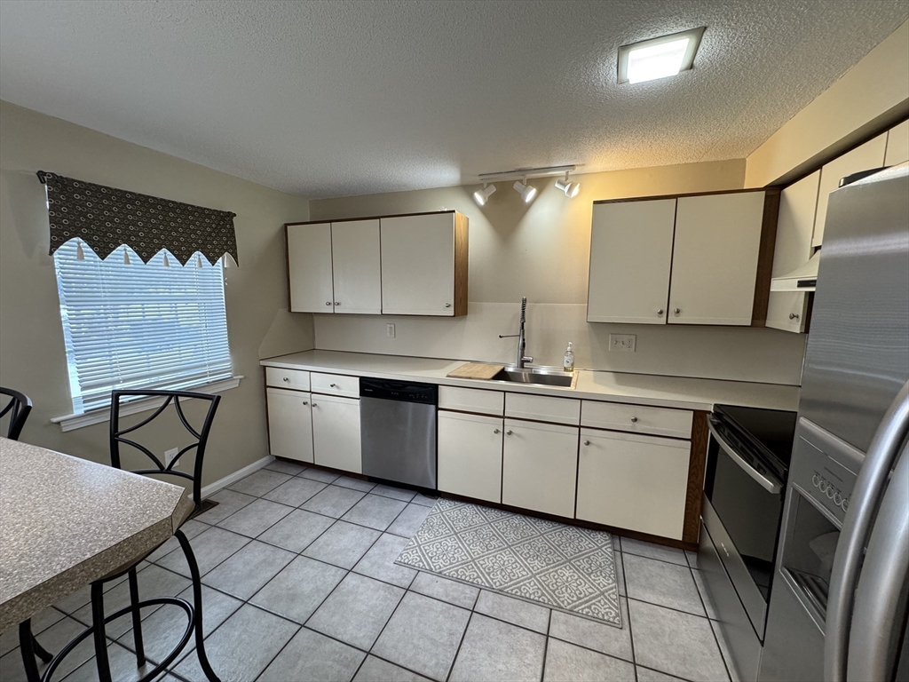 3 bed, 1 bath apartment for rent at 320 Newbury St Unit 402, Danvers — photo 11 of 24