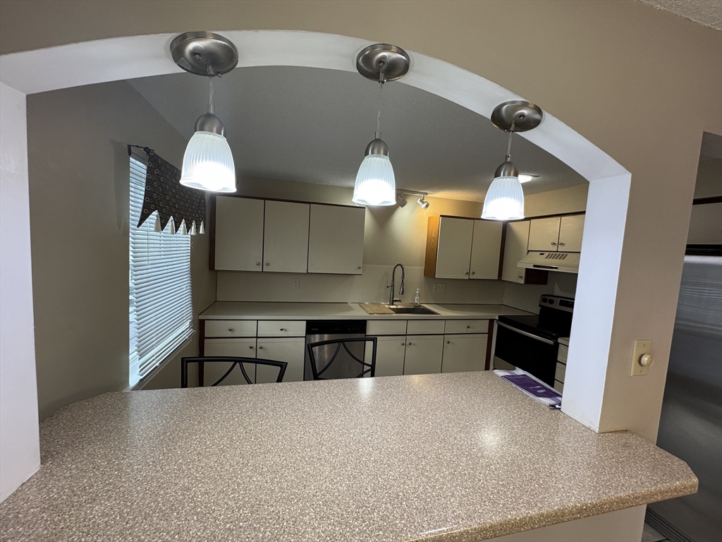 3 bed, 1 bath apartment for rent at 320 Newbury St Unit 402, Danvers — photo 10 of 24
