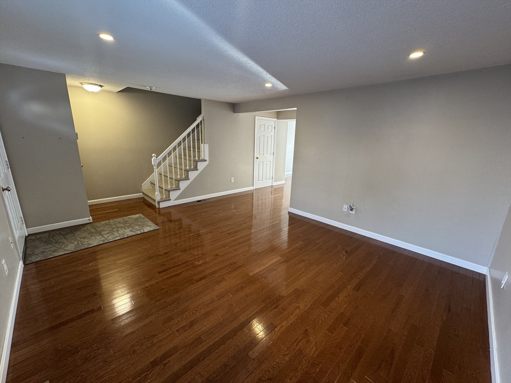 3 bed, 1 bath apartment for rent at 320 Newbury St Unit 402, Danvers — photo 4 of 24
