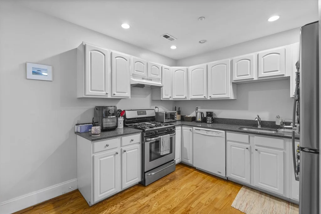 2 bed, 1 bath apartment for rent at 320 W Broadway Unit 6, South Boston — photo 3 of 14