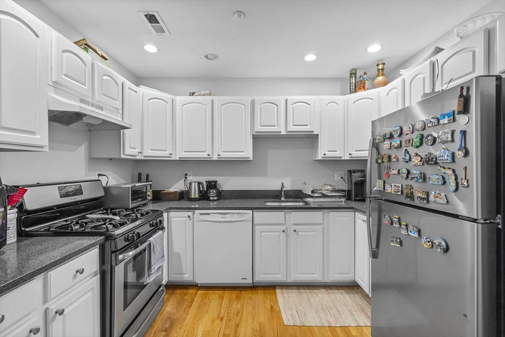 2 bed, 1 bath apartment for rent at 320 W Broadway Unit 6, South Boston — photo 2 of 14