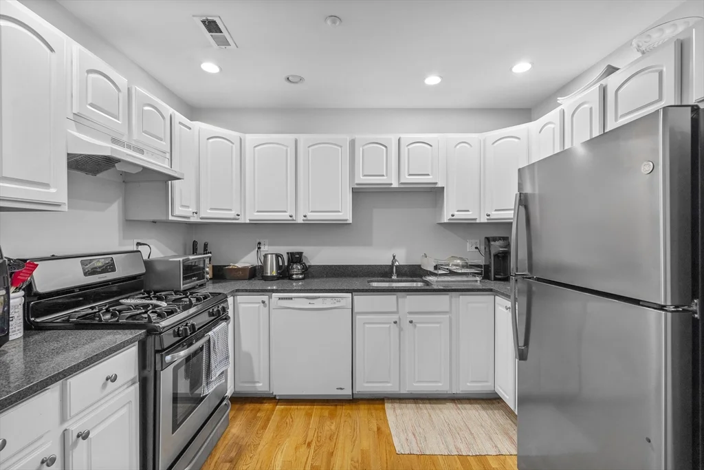 2 bed, 1 bath apartment for rent at 320 W Broadway Unit 6, South Boston