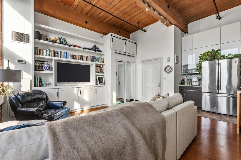 2 bed, 1 bath apartment for rent at 320 W 2nd Unit 413, South Boston — photo 7 of 26