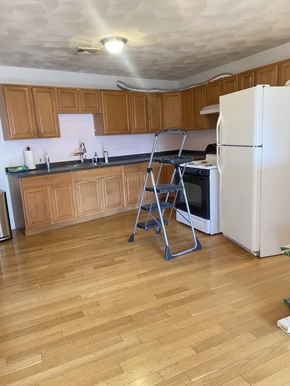2 bed, 1 bath apartment for rent at 321 Essex St Unit B2, Lynn — photo 2 of 9