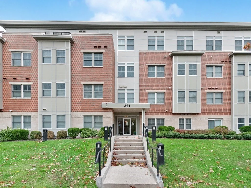 2 bed, 2 bath apartment for rent at 321 Hammond Pond Pkwy Unit 106, Chestnut Hill — photo 3 of 30