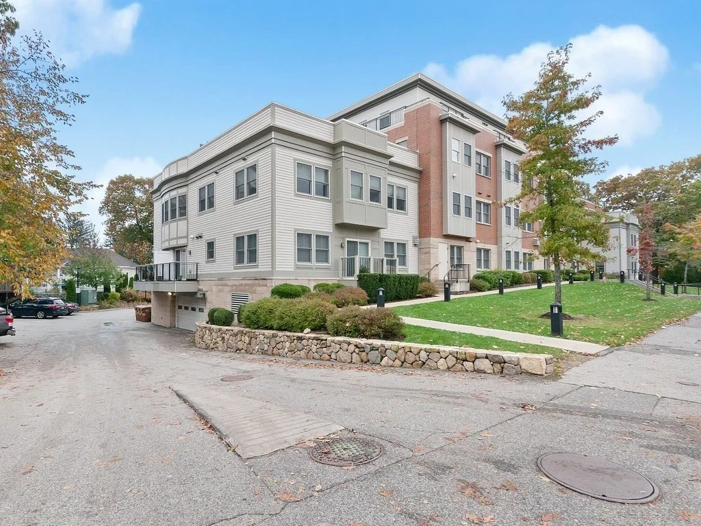 2 bed, 2 bath apartment for rent at 321 Hammond Pond Pkwy Unit 106, Chestnut Hill — photo 2 of 30