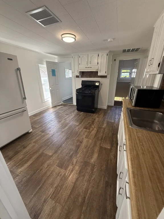 2 bed, 1 bath apartment for rent at 321 Lawrence St Unit 3, Lowell — photo 2 of 6