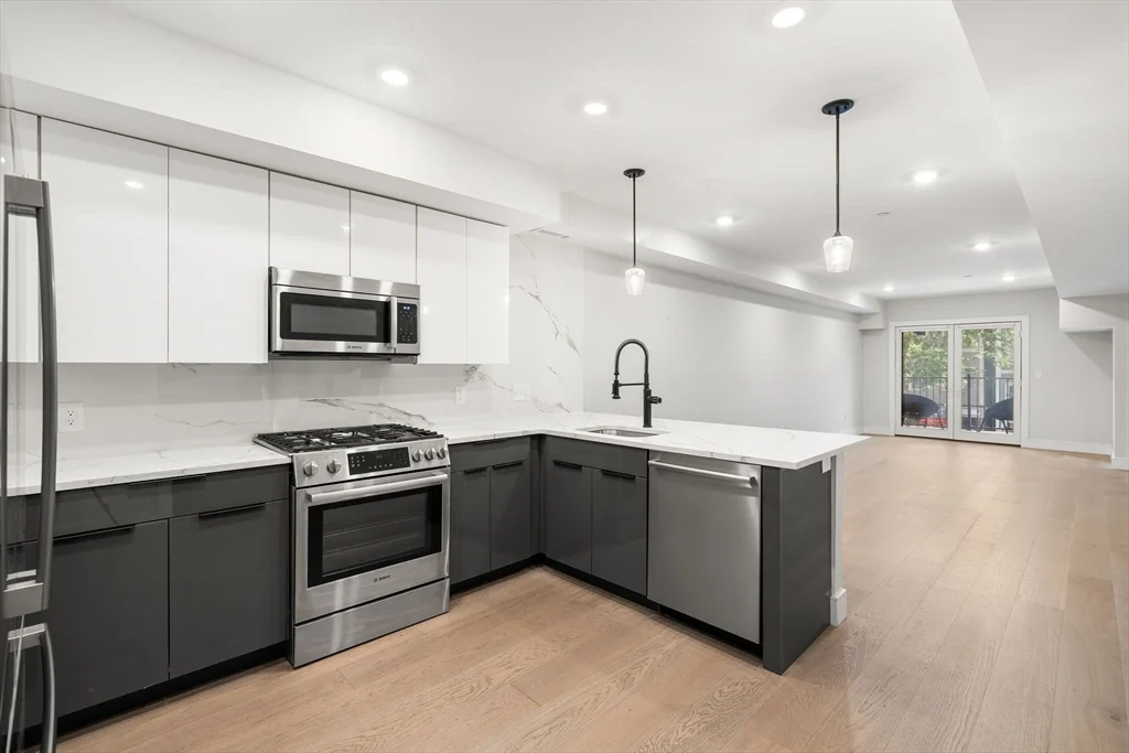 3 bed, 3 bath apartment for rent at 321 W Broadway Unit 1, South Boston — photo 3 of 33