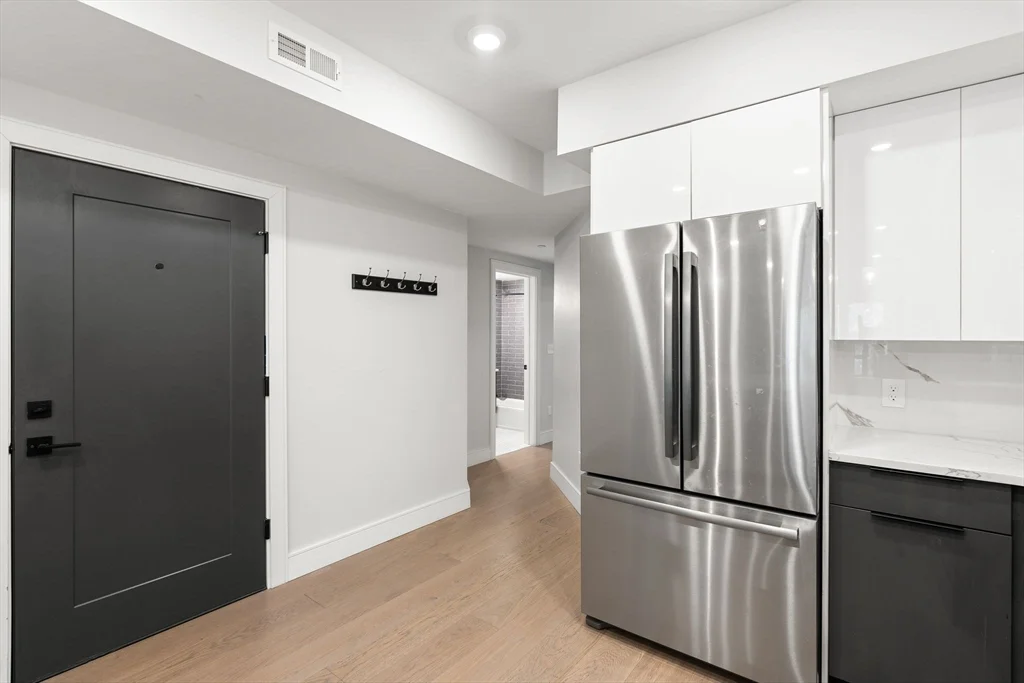 3 bed, 3 bath apartment for rent at 321 W Broadway Unit 1, South Boston — photo 5 of 33