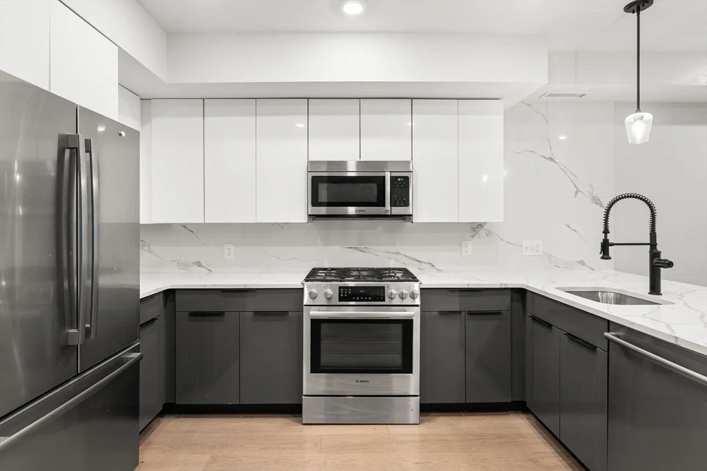 3 bed, 3 bath apartment for rent at 321 W Broadway Unit 1, South Boston — photo 2 of 33