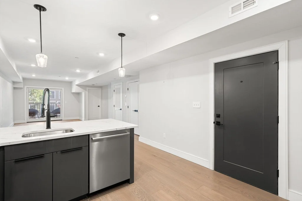 3 bed, 3 bath apartment for rent at 321 W Broadway Unit 1, South Boston — photo 4 of 33