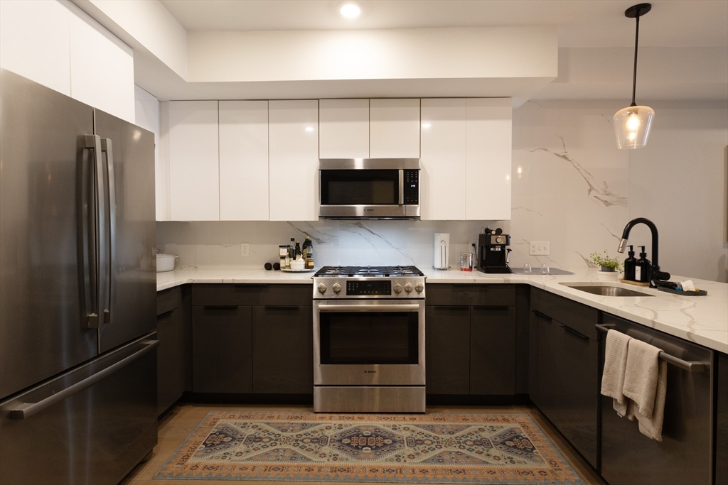 3 bed, 3 bath apartment for rent at 321 West Broadway Unit 3, South Boston — photo 3 of 21