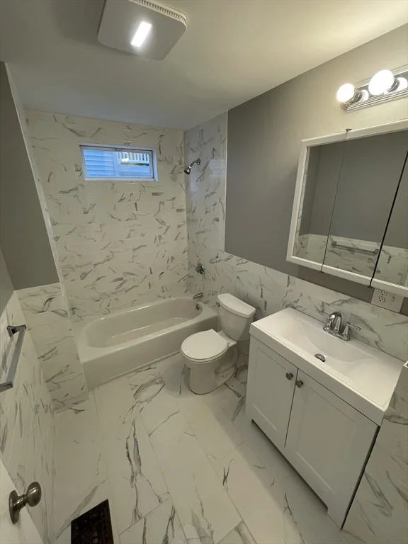 3 bed, 1 bath apartment for rent at 321 Wood Ave Unit 2, Hyde Park — photo 3 of 9
