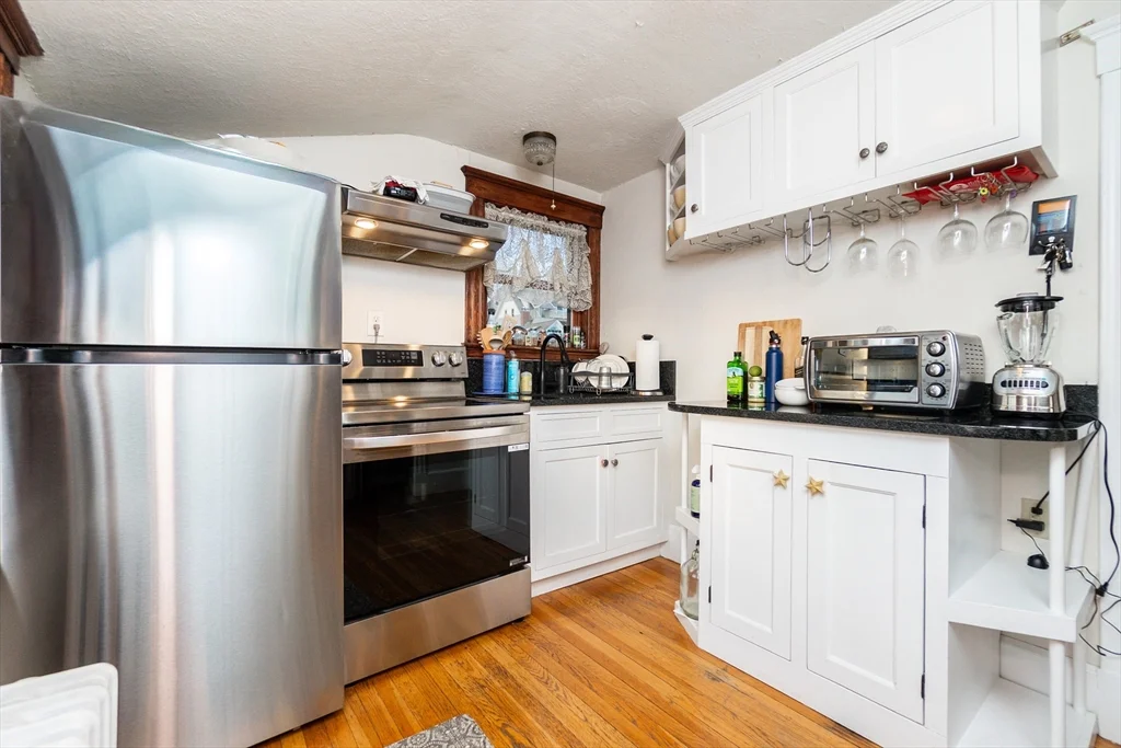 1 bed, 1 bath apartment for rent at 322 Humphrey St Unit 1, Swampscott — photo 7 of 12