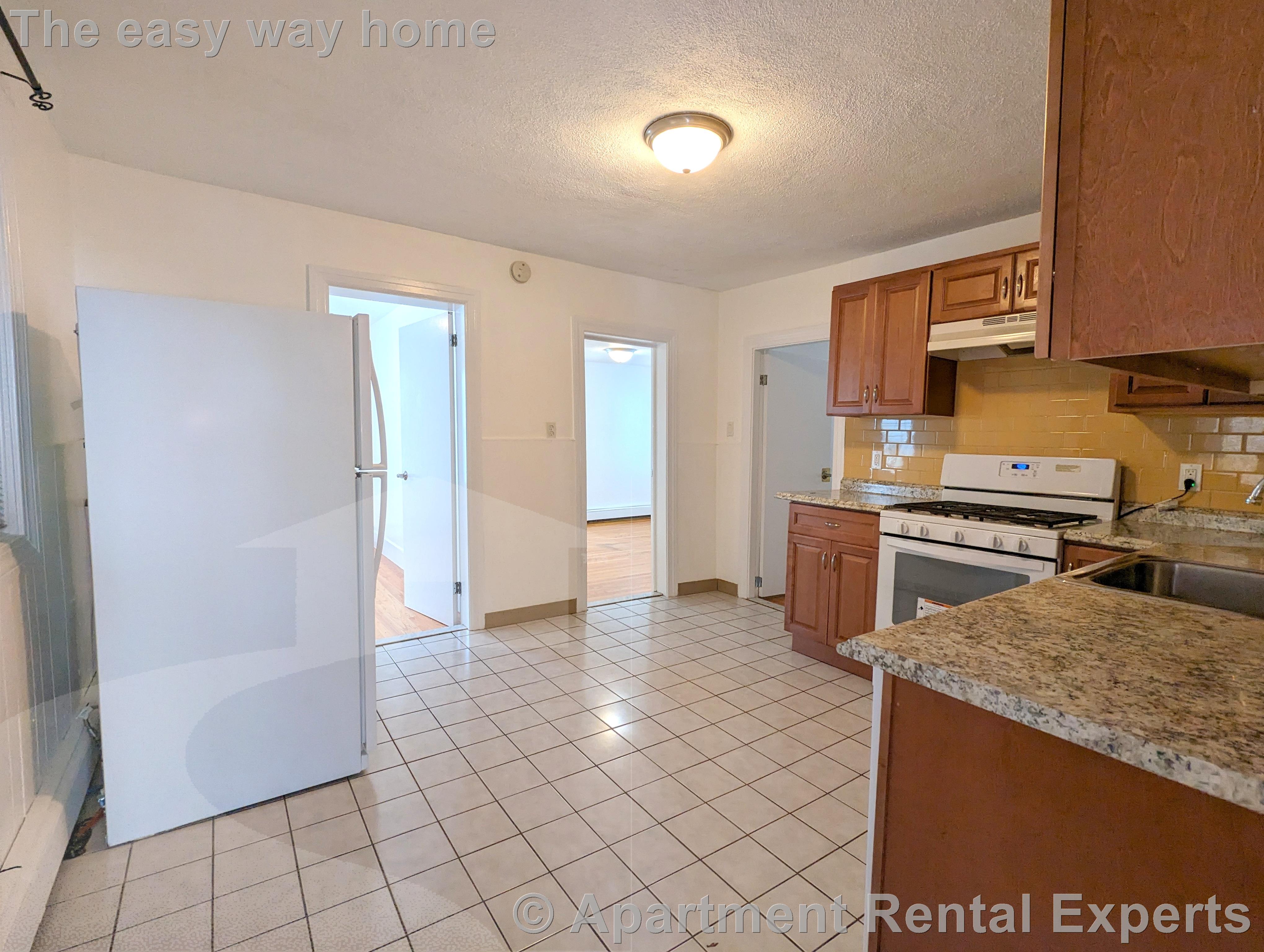 3 bed, 1 bath apartment for rent at 322 Lowell St, Magoun Square — photo 2 of 18
