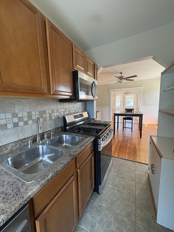3 bed, 1 bath apartment for rent at 322 Wood Unit 2, New Bedford — photo 1 of 25