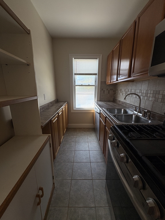 3 bed, 1 bath apartment for rent at 322 Wood Unit 2, New Bedford — photo 3 of 25