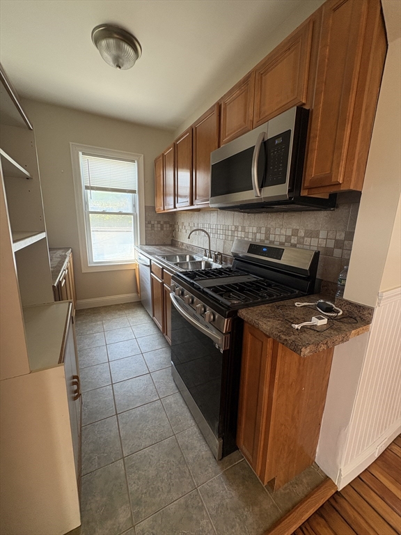 3 bed, 1 bath apartment for rent at 322 Wood Unit 2, New Bedford — photo 4 of 25
