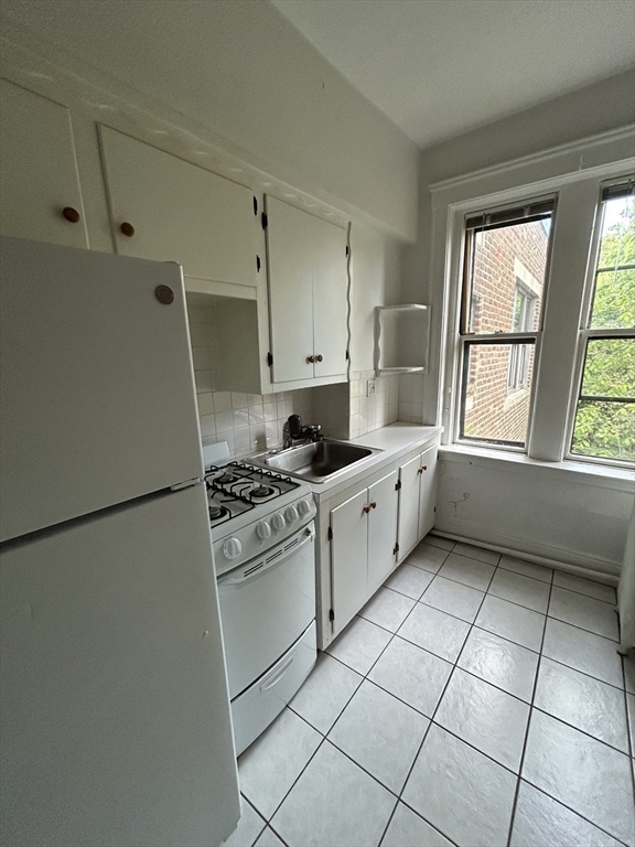 1 bed, 1 bath apartment for rent at 324 Chestnut Hill Ave Unit 14, Brighton — photo 4 of 12