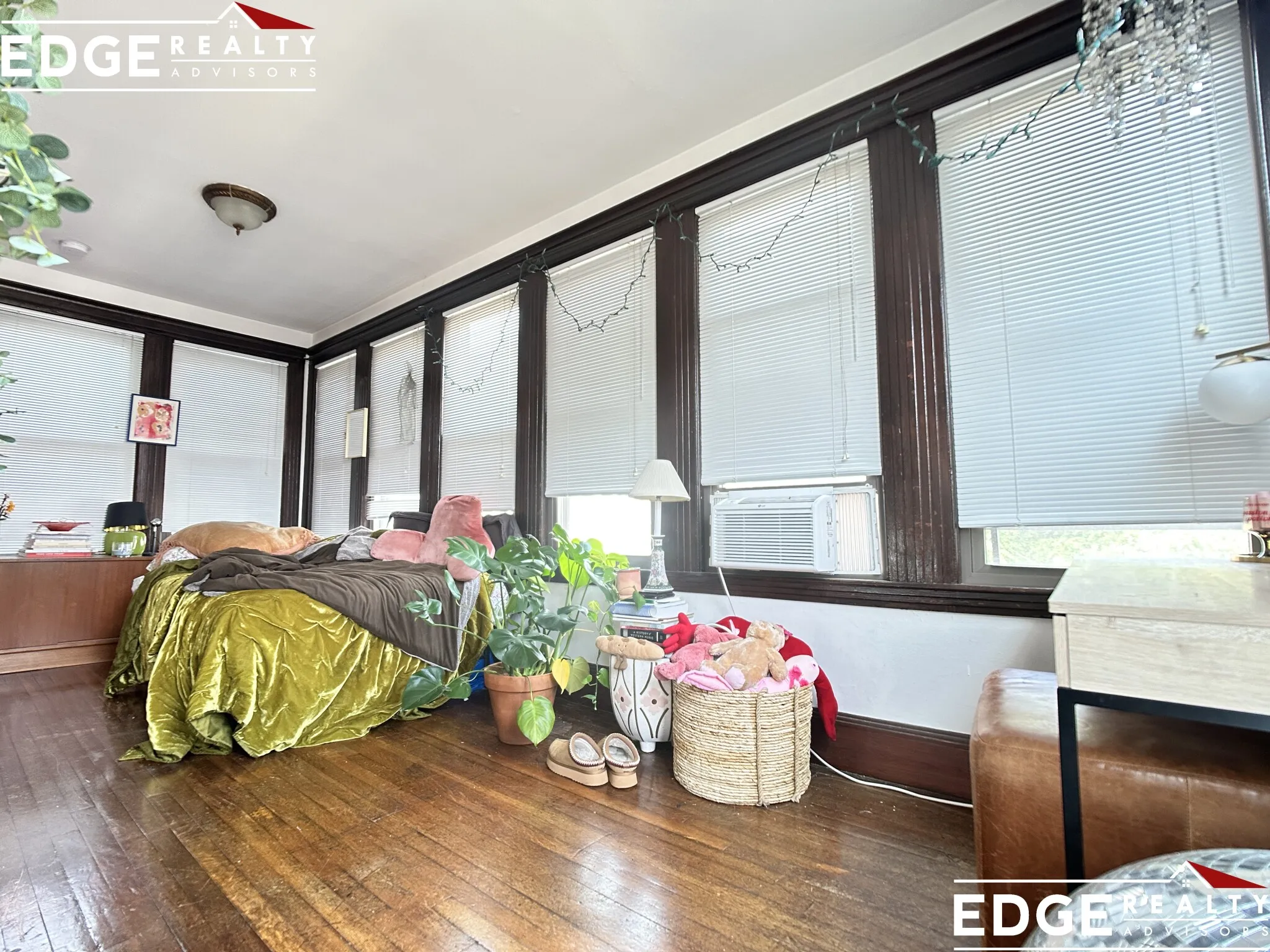 4 bed, 1 bath apartment for rent at 324 Faneuil St Unit 3, Brighton — photo 5 of 10