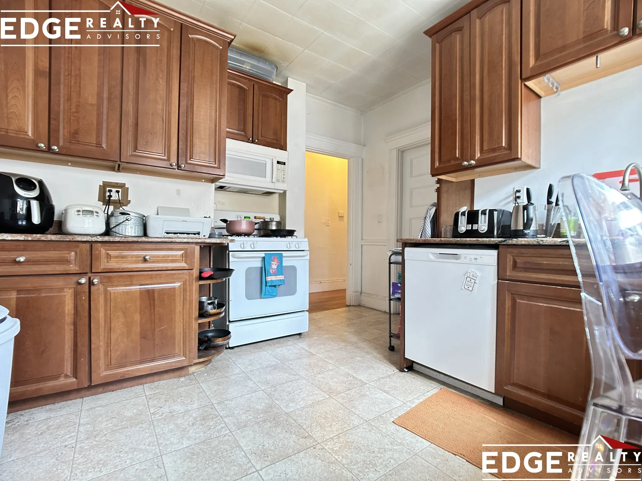 4 bed, 1 bath apartment for rent at 324 Faneuil St Unit 3, Brighton — photo 2 of 10