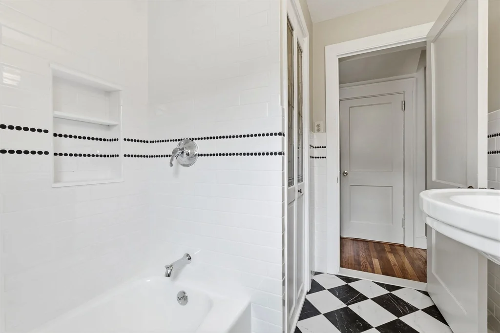 4 bed, 2 bath apartment for rent at 324 Lowell St, Peabody — photo 13 of 32