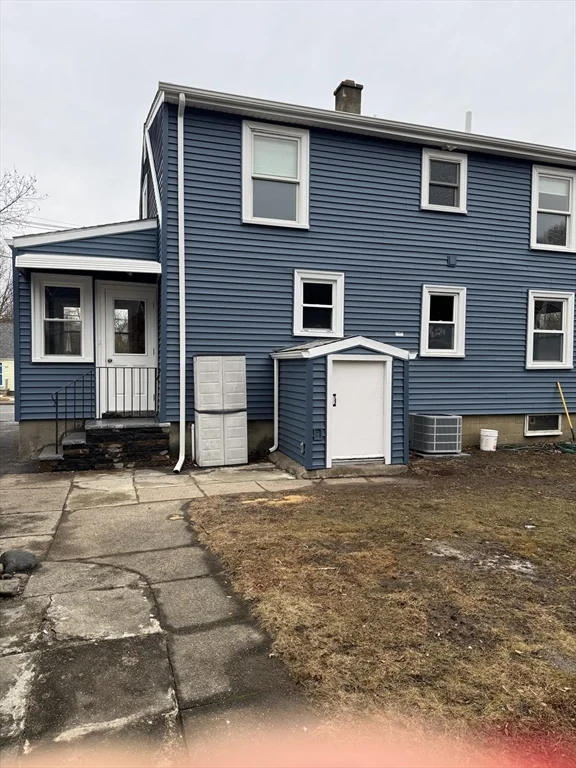 4 bed, 2 bath apartment for rent at 324 Lowell St, Peabody — photo 2 of 23