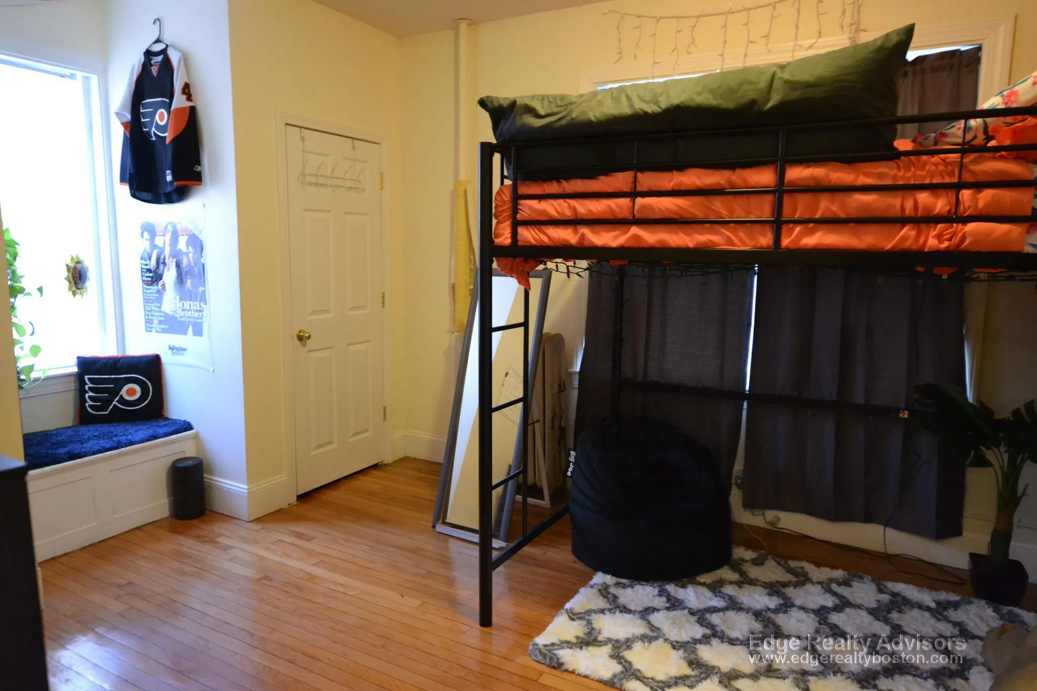 3 bed, 1 bath apartment for rent at 324 Saint Paul St Unit 2, Washington Square — photo 3 of 6