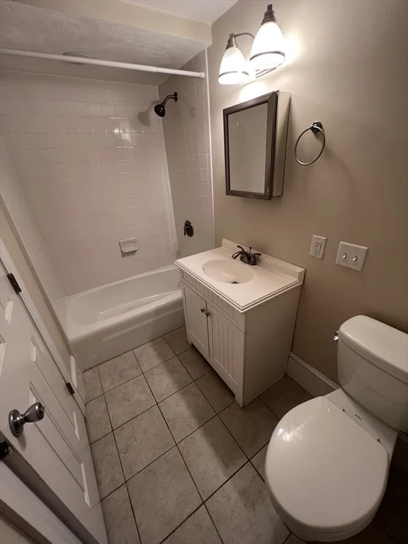 4 bed, 2 bath apartment for rent at 325 Dorchester St Unit 3, South Boston — photo 4 of 9