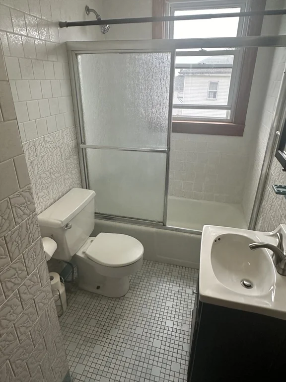 3 bed, 1 bath apartment for rent at 325 Hope St Unit 2, Fall River — photo 6 of 7