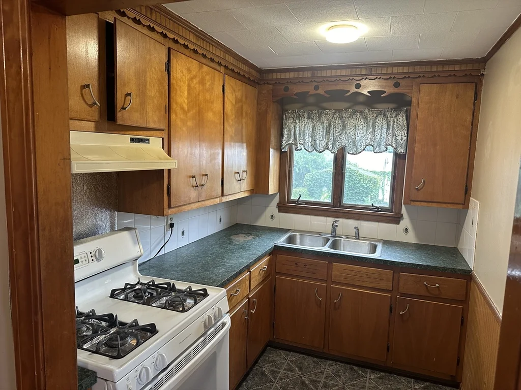 3 bed, 1 bath apartment for rent at 325 Hope St Unit 2, Fall River — photo 2 of 7