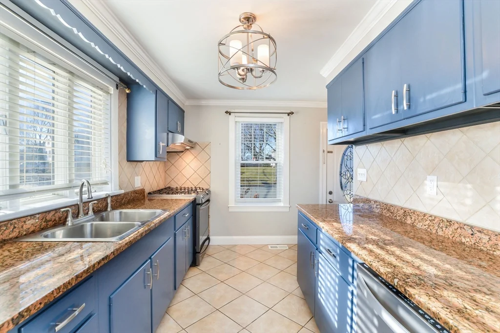 3 bed, 2 bath apartment for rent at 325 Park Ave, North — photo 4 of 12