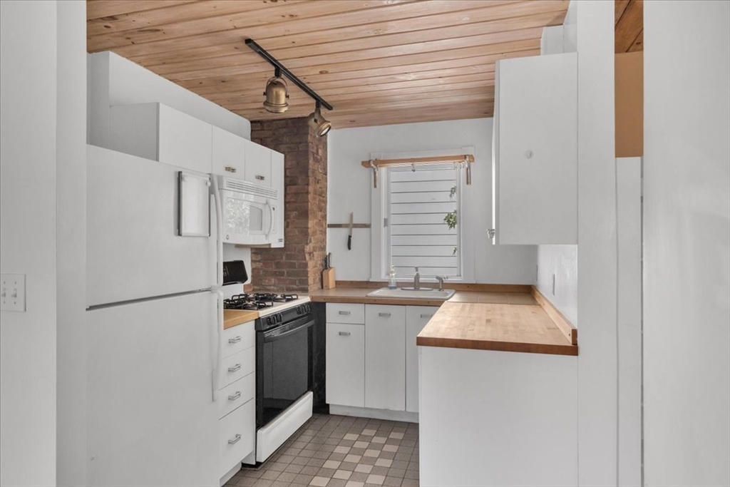 3 bed, 2 bath apartment for rent at 325 Western Ave Unit 2, Riverside — photo 10 of 29
