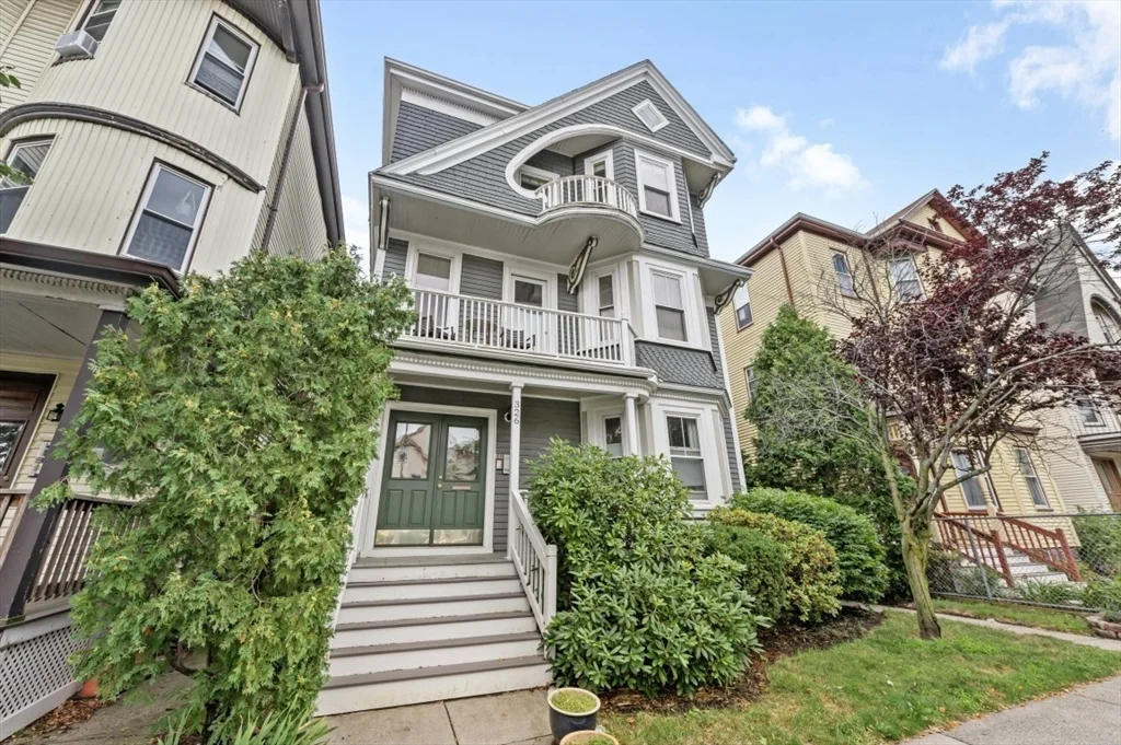 3 bed, 1 bath apartment for rent at 326 Centre St Unit 3, Jamaica Plain