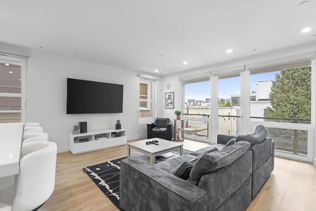 3 bed, 2 bath apartment for rent at 326 W Broadway Unit 2, South Boston — photo 5 of 13