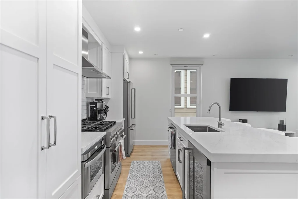 3 bed, 2 bath apartment for rent at 326 W Broadway Unit 3, South Boston — photo 2 of 13