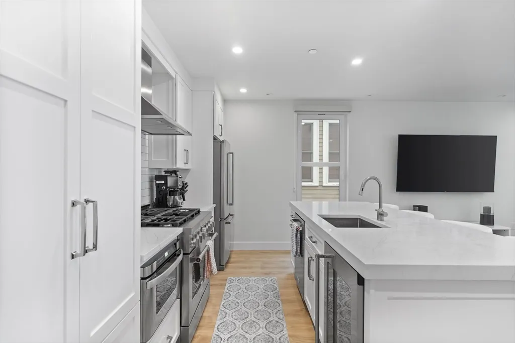 3 bed, 2.5 bath apartment for rent at 326 W Broadway Unit 2, South Boston — photo 2 of 13
