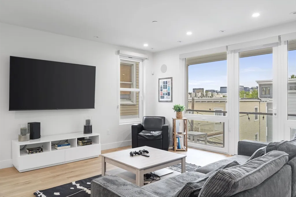 3 bed, 2.5 bath apartment for rent at 326 W Broadway Unit 2, South Boston — photo 4 of 13