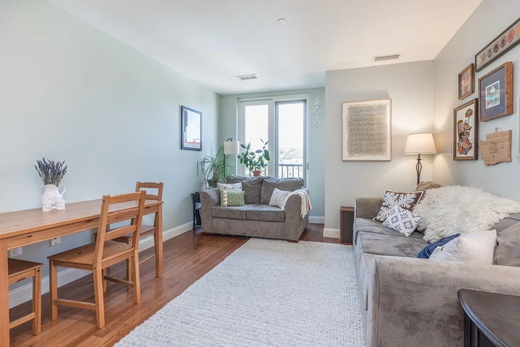 2 bed, 1 bath apartment for rent at 327 Centre St Unit 204, Jamaica Plain — photo 4 of 11