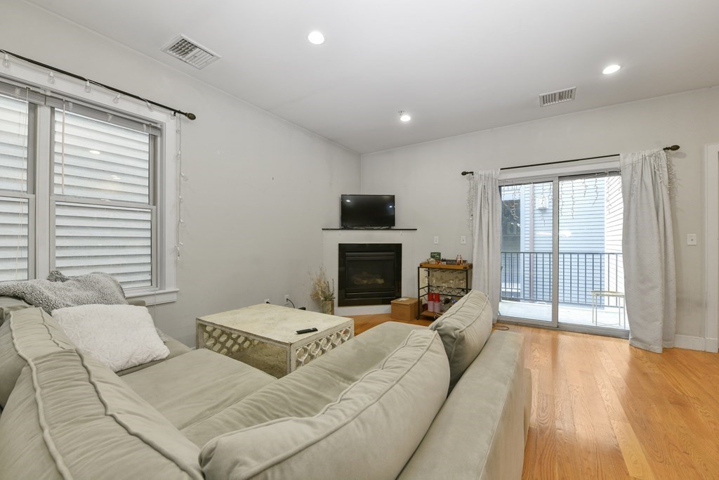 2 bed, 2 bath apartment for rent at 327 W Broadway Unit 1, South Boston — photo 6 of 14
